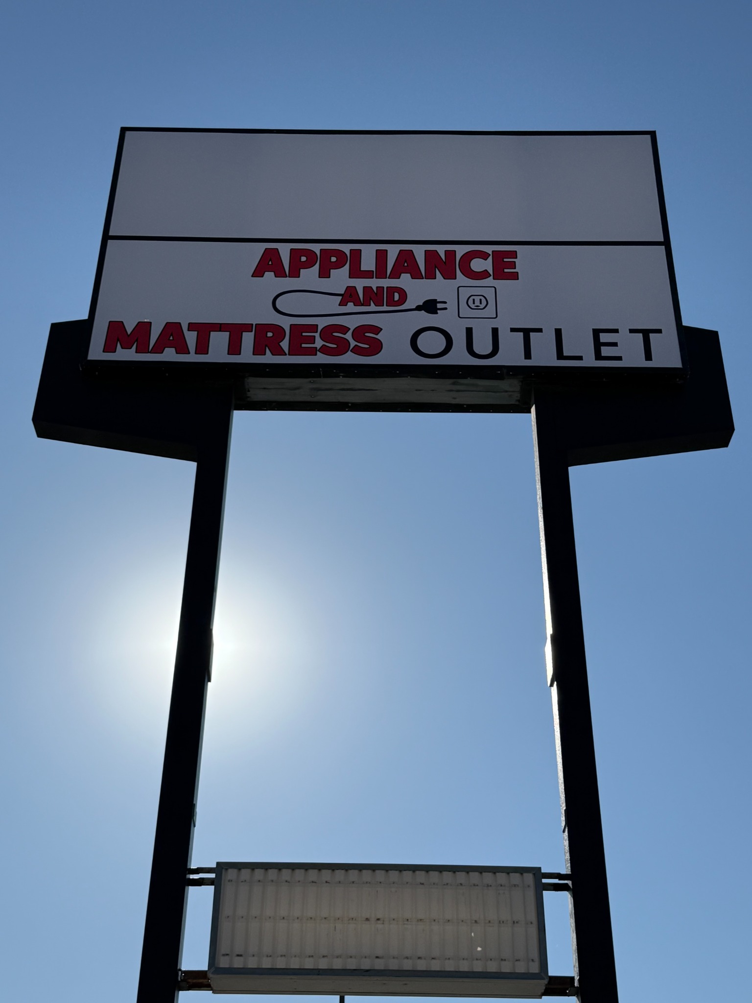 Appliance and Mattress Outlet parking lot sign